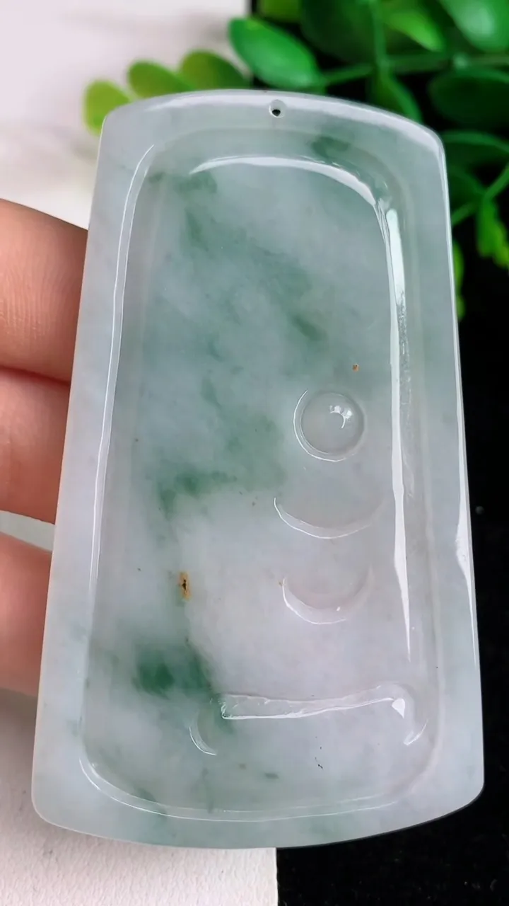 天然A货翡翠飘花祥龙虚空藏观音菩萨吊坠 ，尺寸74.8-45.3-5，重量:40.11g
6月9日