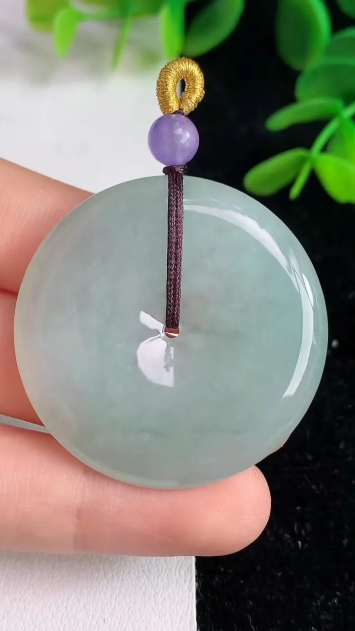天然A货翡翠平安扣吊坠，尺寸37.8-5.5，重量:17.86g
6月9日