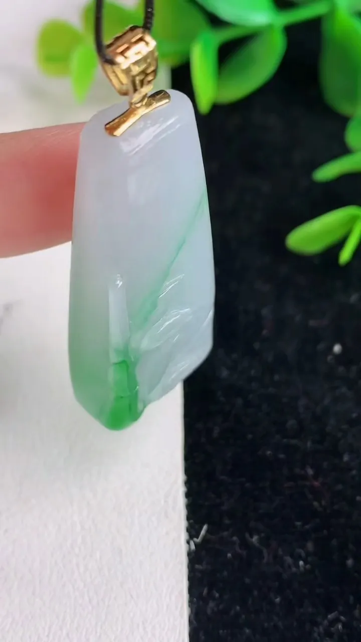 天然A货翡翠节节高升竹节吊坠，尺寸42-19.4-11，重量:17.65g
6月9日