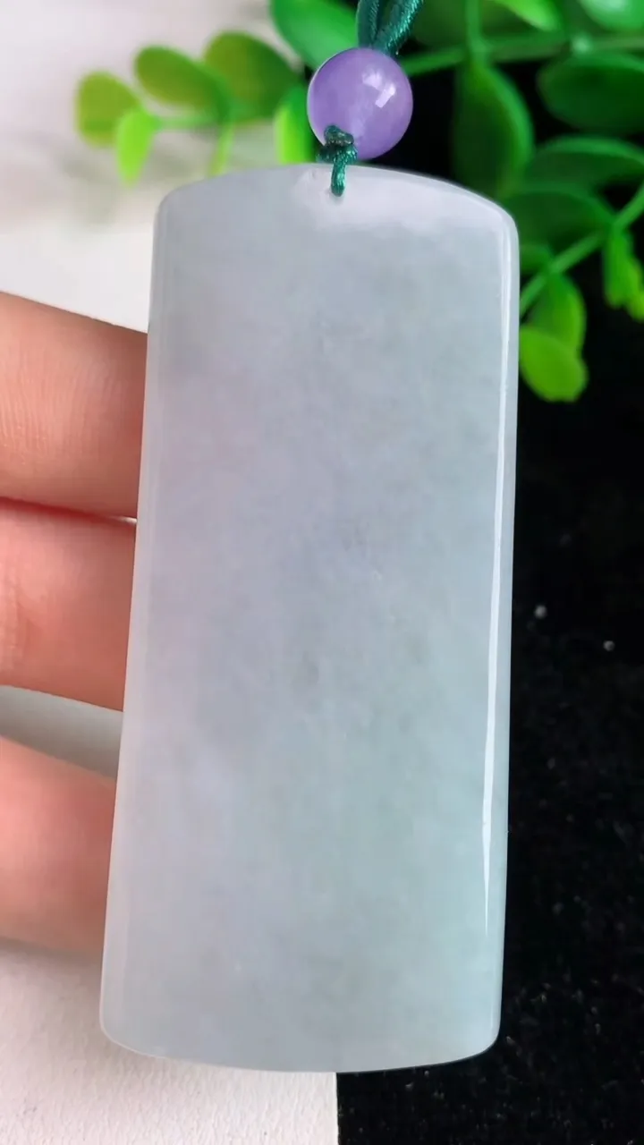 天然A货翡翠大势至观音菩萨吊坠 ，尺寸68.4-30.3-10.8，重量:52.73g
6月9日