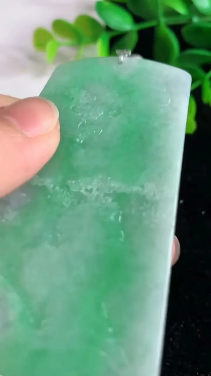 天然A货翡翠山水牌吊坠 ，尺寸73.5-45-5.4，重量:41.35g
6月9日