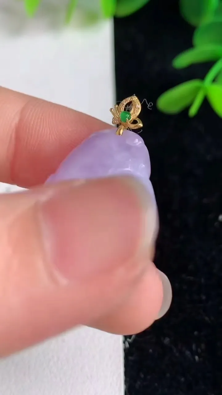 天然A货翡翠k金紫罗兰和和美美荷叶吊坠，尺寸25-19.2-7，重量:5.71g
6月9日