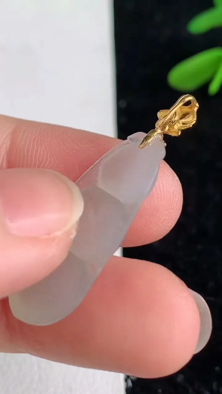 天然A货翡翠福豆吊坠，尺寸25.2-12.6-3.8，重量:2.12g
6月9日