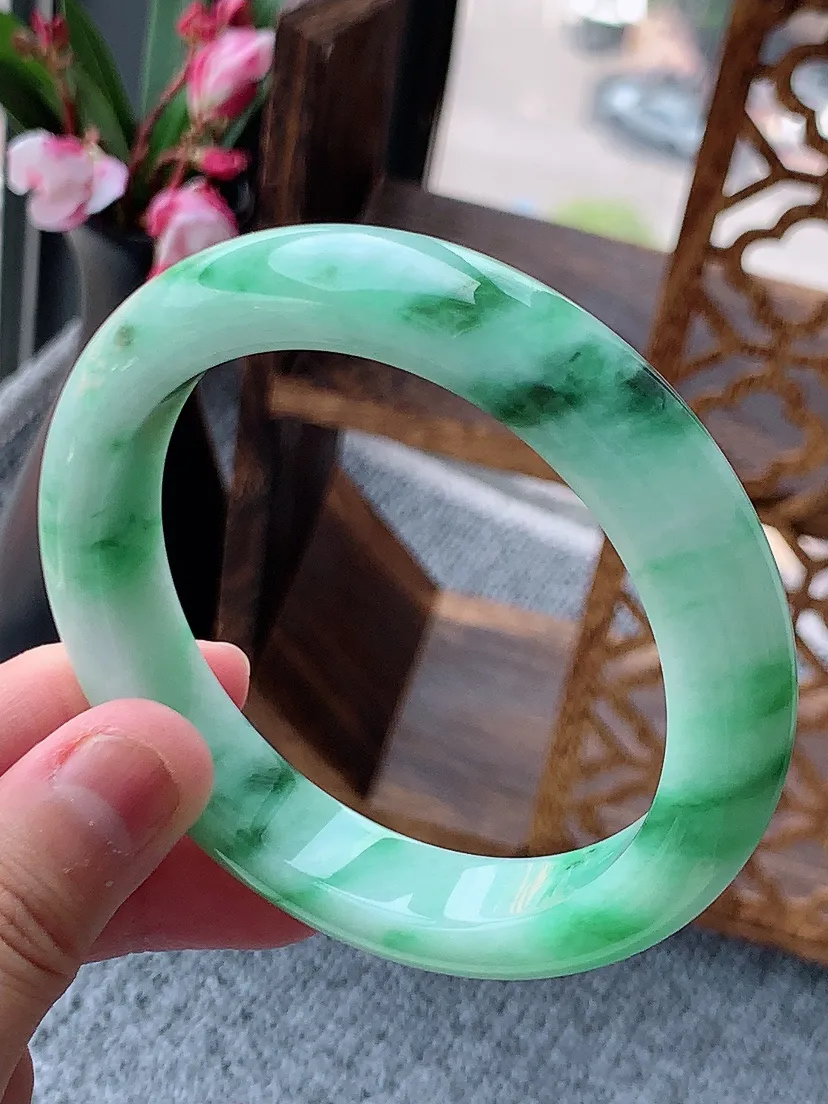 天然A货翡翠飘绿厚装正装正圈手镯60-61大圈口 尺寸60.2×12.4×9.5mm 重量73.06