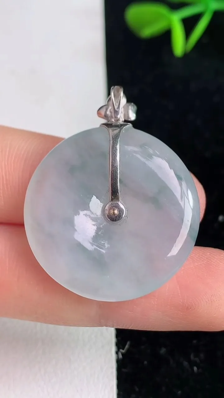 天然A货翡翠18k金飘花平安扣吊坠 ，尺寸26.8-5，重量:8.18g
6月9日