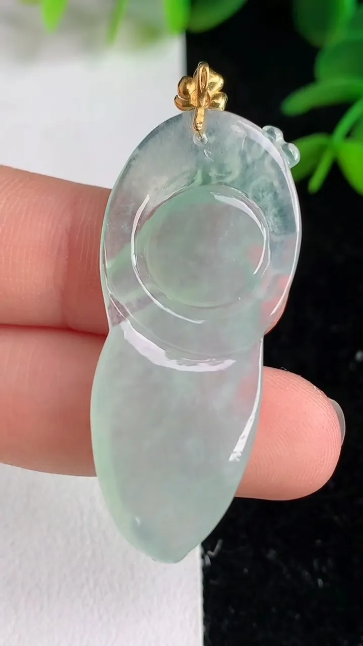 天然A货翡翠晴种梅花鹿吊坠 ，尺寸41-18-4.7，重量:6.66g
6月9日