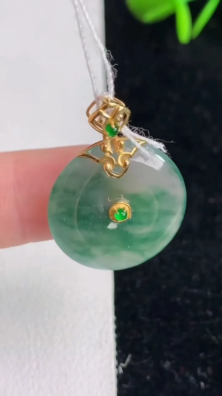 天然A货翡翠k金飘花平安扣吊坠，尺寸19-3.4，重量:3.05g
6月9日
