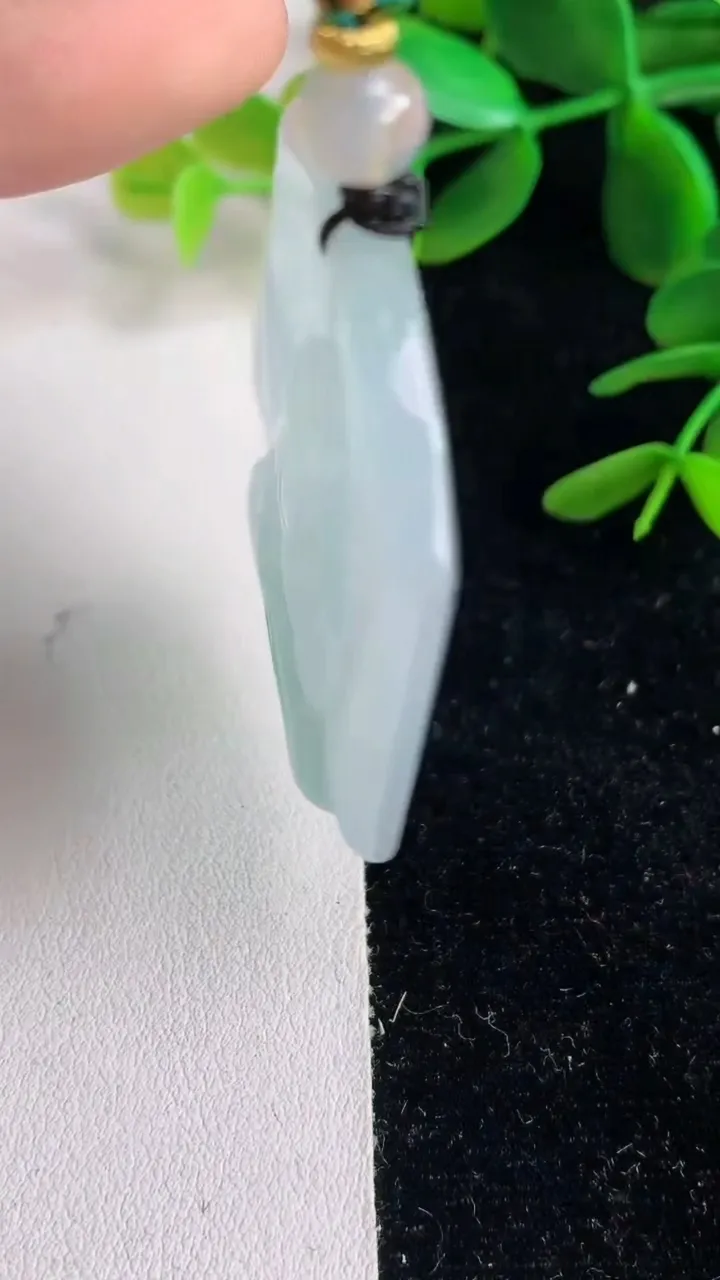 天然A货翡翠飘花阿尼陀佛吊坠 ，尺寸49-38.5-5.2，重量:24.19g
6月9日