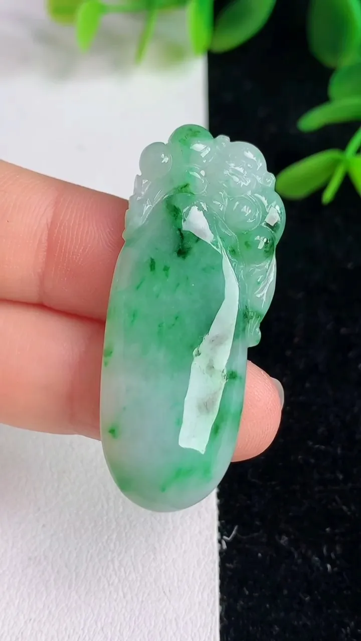 天然A货翡翠福瓜吊坠，尺寸43-18-5.4，重量:8.52g
6月9日