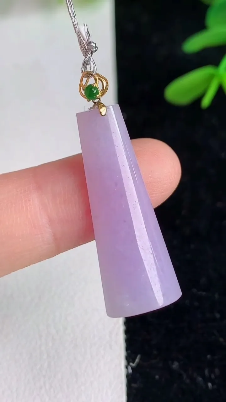 天然A货翡翠18k金紫罗兰无事牌吊坠 ，尺寸28.5-10.2-4.2，重量:2.80g
6月9日