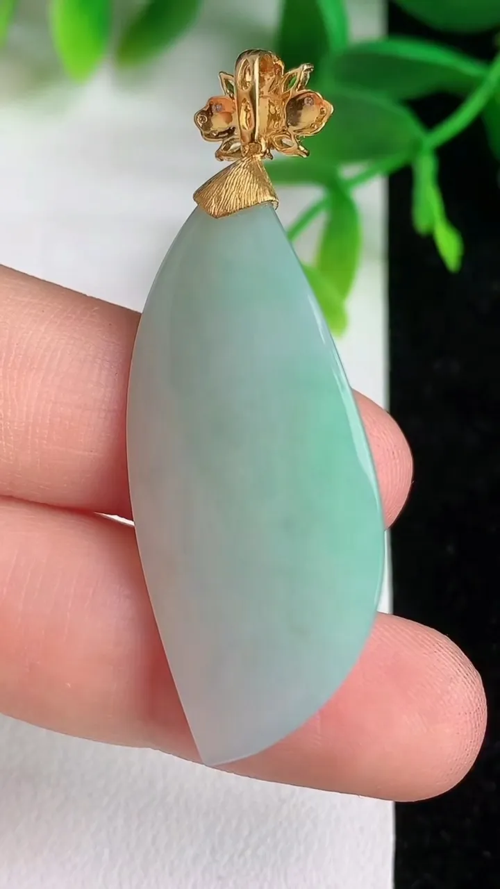 天然A货翡翠随形吊坠 ，尺寸40.4-17-11.6，重量:11.99g
6月9日