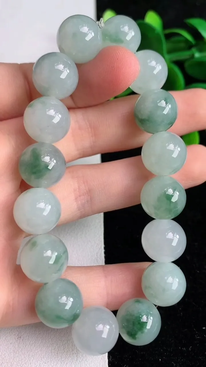 天然A货翡翠飘花圆珠手串 ，尺寸12-17颗，重量:55.62g6月9日
工厂直销收藏佳品,种好水足，色泽均匀，有种有色，上手高大气！