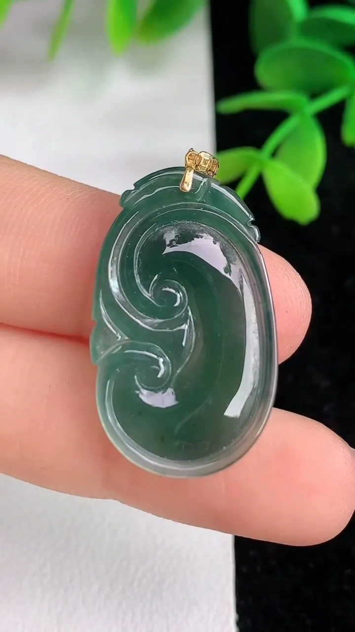 天然A货翡翠k金蓝水如意吊坠，尺寸32.2-17.2-3.5，重:3.37g
6月9日