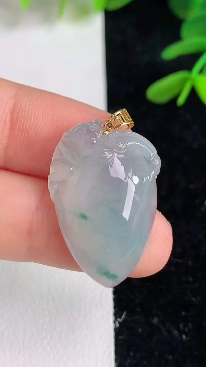 天然A货翡翠飘花寿桃吊坠，尺寸26-17.7-7.6，重量:5.85g
6月9日