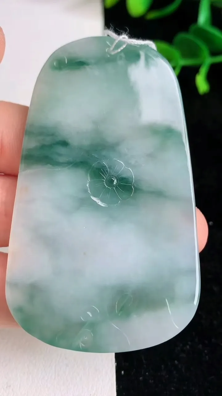 天然A货翡翠 飘花大日如来吊坠，尺寸65.2-39.8-5.4，重量:31.75g
6月9日
