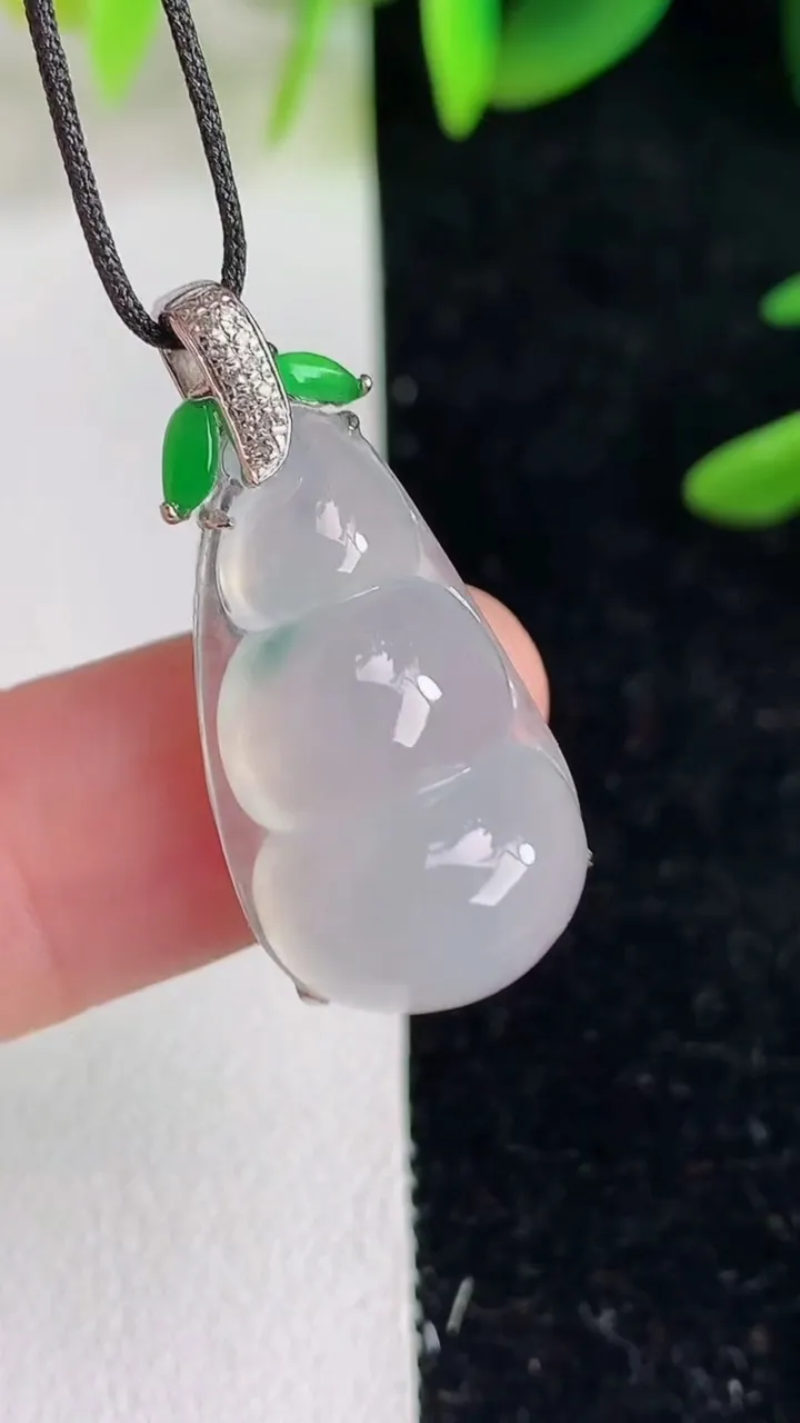 天然A货翡翠福豆吊坠 ，尺寸23.2-12.8-9，重量:4.31g
6月9日