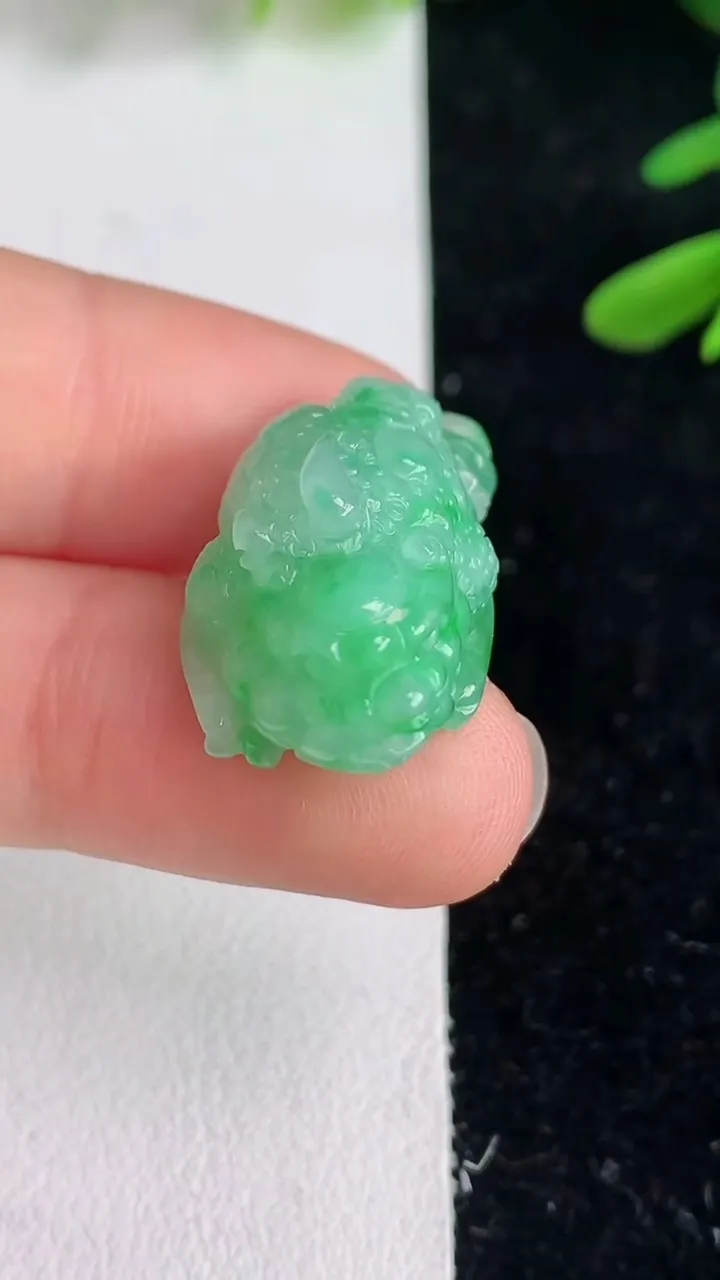 天然A货翡翠金蟾吊坠，尺寸24-15-11.2，重量:5.91g
6月9日