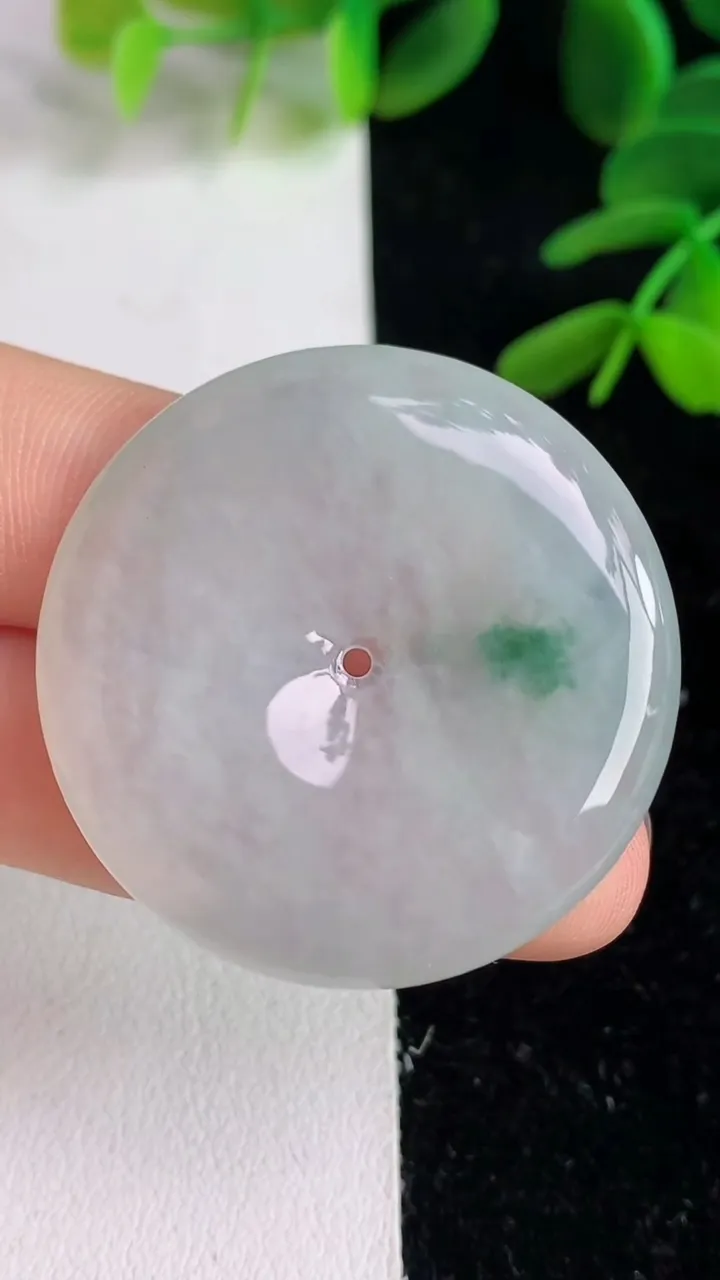 天然A货翡翠 飘花平安扣吊坠，尺寸36-5.2，重量:15.12g
6月9日