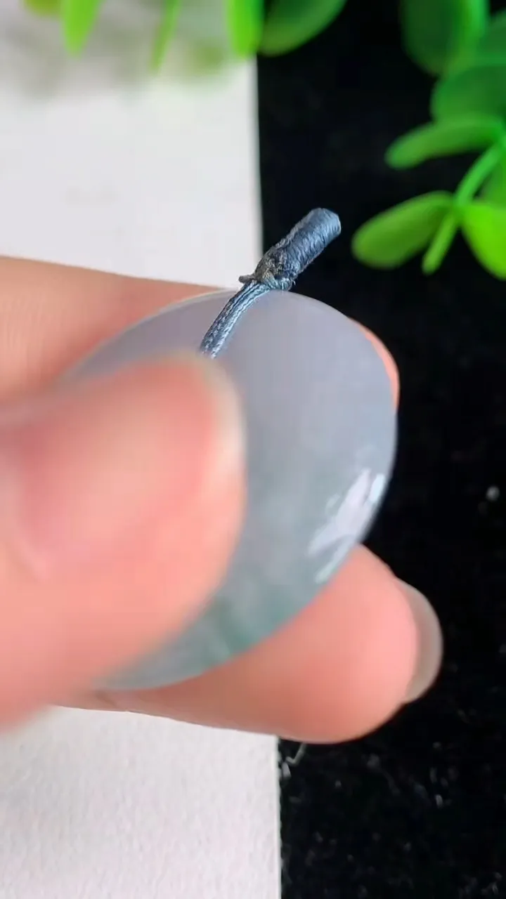 天然A货翡翠飘花平安扣吊坠 ，尺寸31.5-5.3，重量:11.63g
6月9日