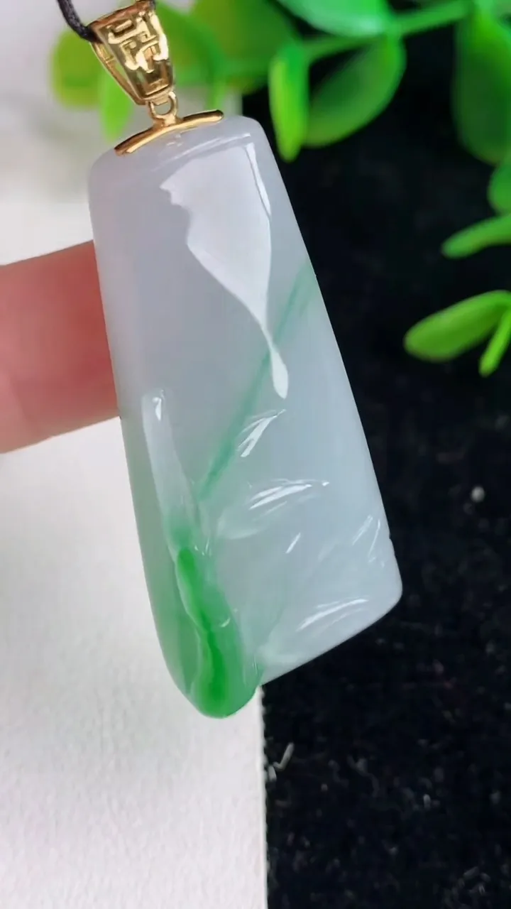 天然A货翡翠节节高升竹节吊坠，尺寸42-19.4-11，重量:17.65g
6月9日