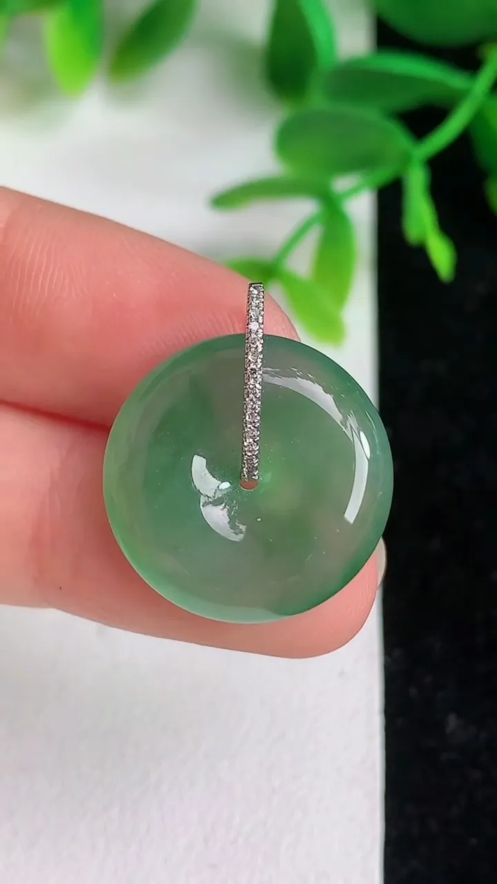天然A货翡翠平安扣吊坠 ，尺寸19.2-5.6，重量:4.29g
6月9日
