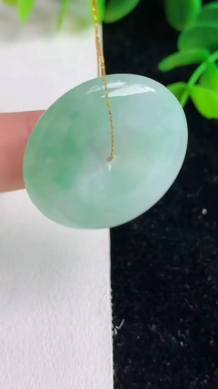 天然A货翡翠平安扣吊坠，尺寸29.6-5.3，重量:10.34g
6月9日