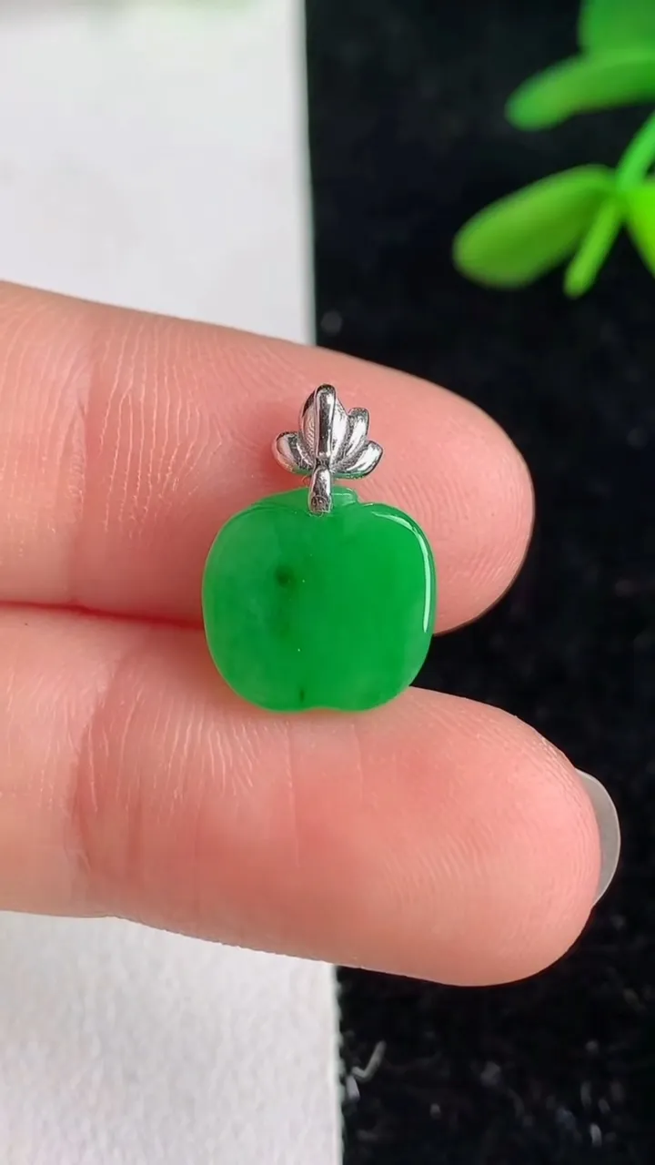天然A货翡翠苹果吊坠，尺寸9.3-10.4-3.5，重量:0.95g
6月9日