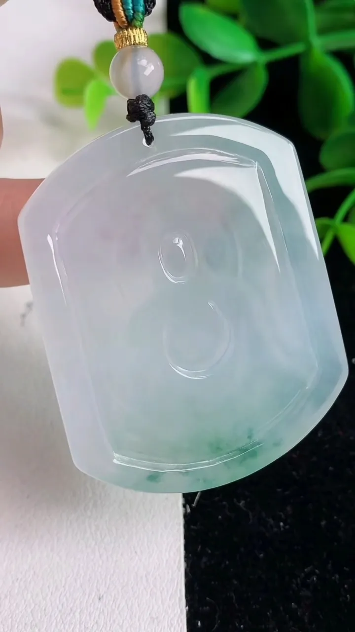 天然A货翡翠飘花阿尼陀佛吊坠 ，尺寸49-38.5-5.2，重量:24.19g
6月9日