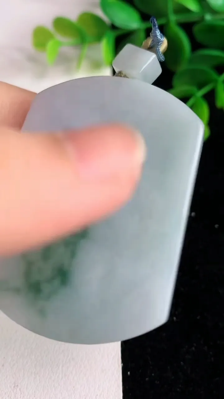 天然A货翡翠飘花无事牌吊坠 ，尺寸42.8-39-6.4，重量:41.03g
6月9日