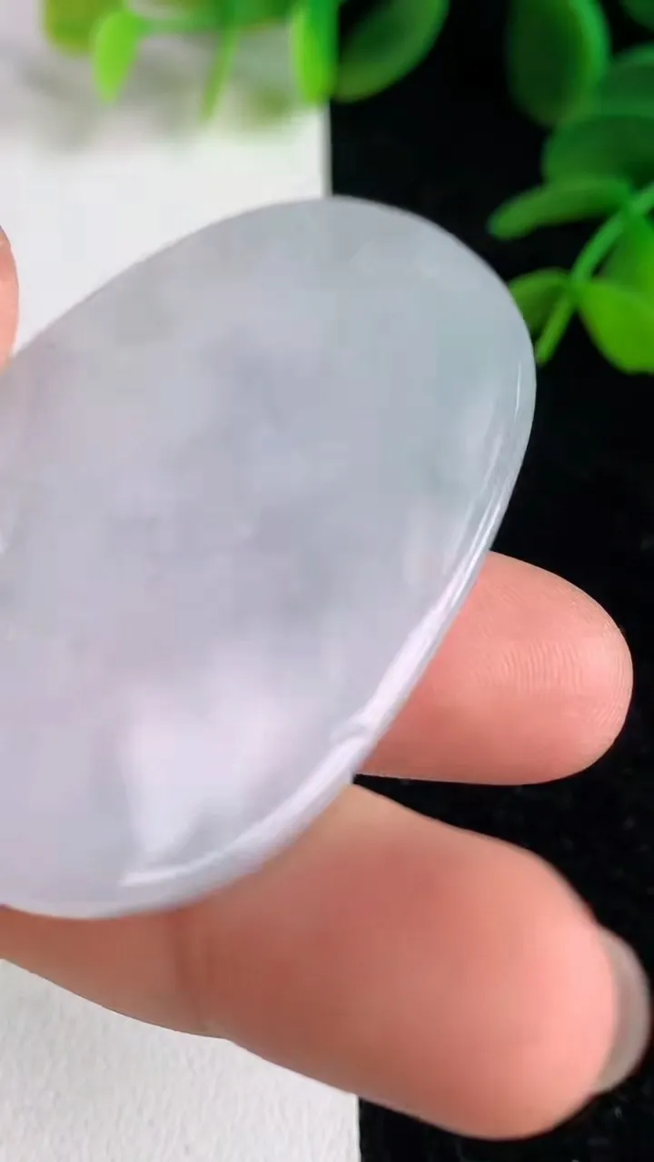 天然A货翡翠生肖狗吊坠 ，尺寸47.6-30.8-5.7，重量:13.87g
6月9日