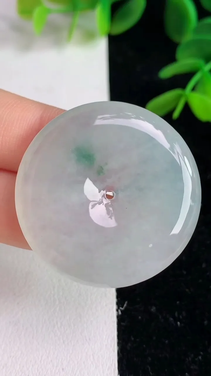 天然A货翡翠 飘花平安扣吊坠，尺寸36-5.2，重量:15.12g
6月9日