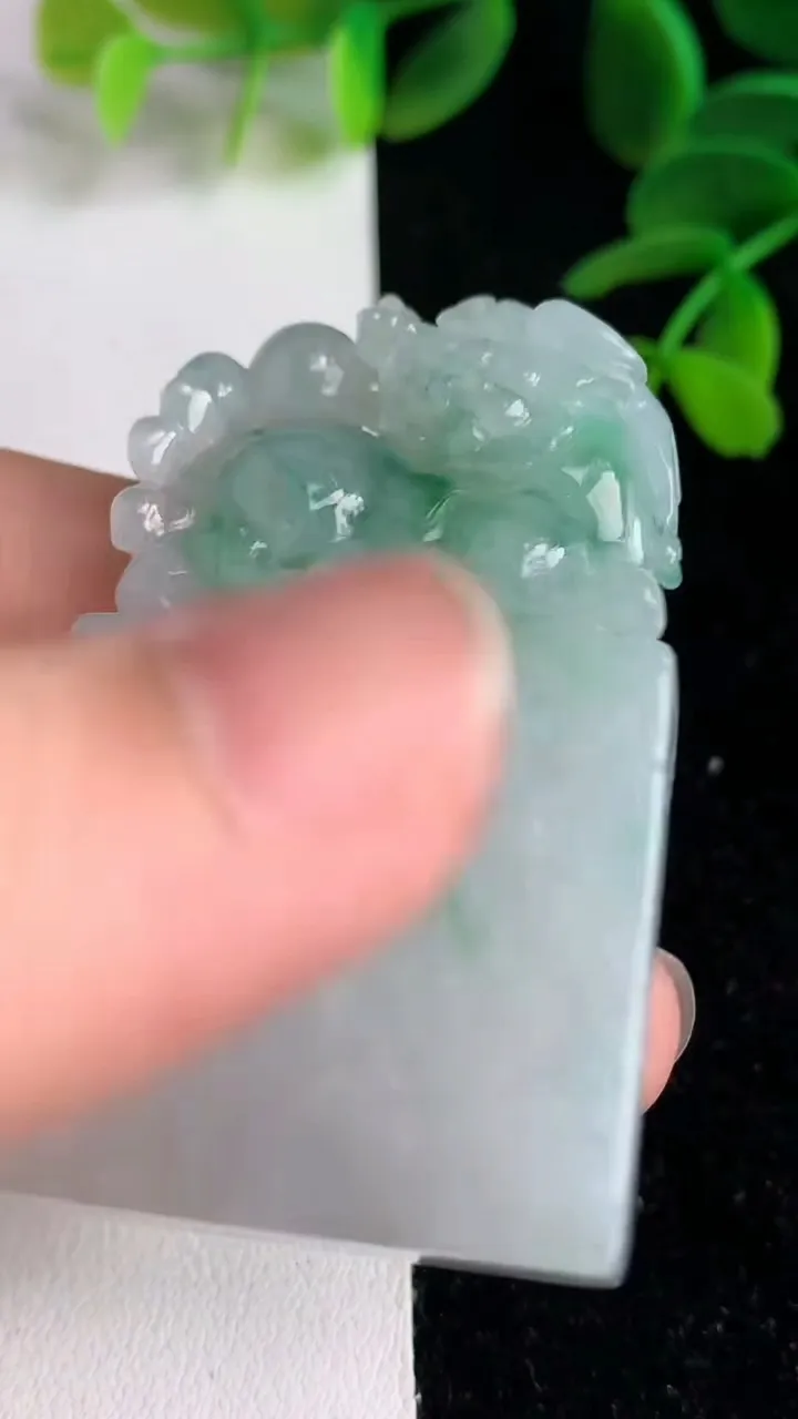 天然A货翡翠 飘花麒麟印章吊坠，尺寸51.7-31.2-11.6，重量:49.21g
6月9日
