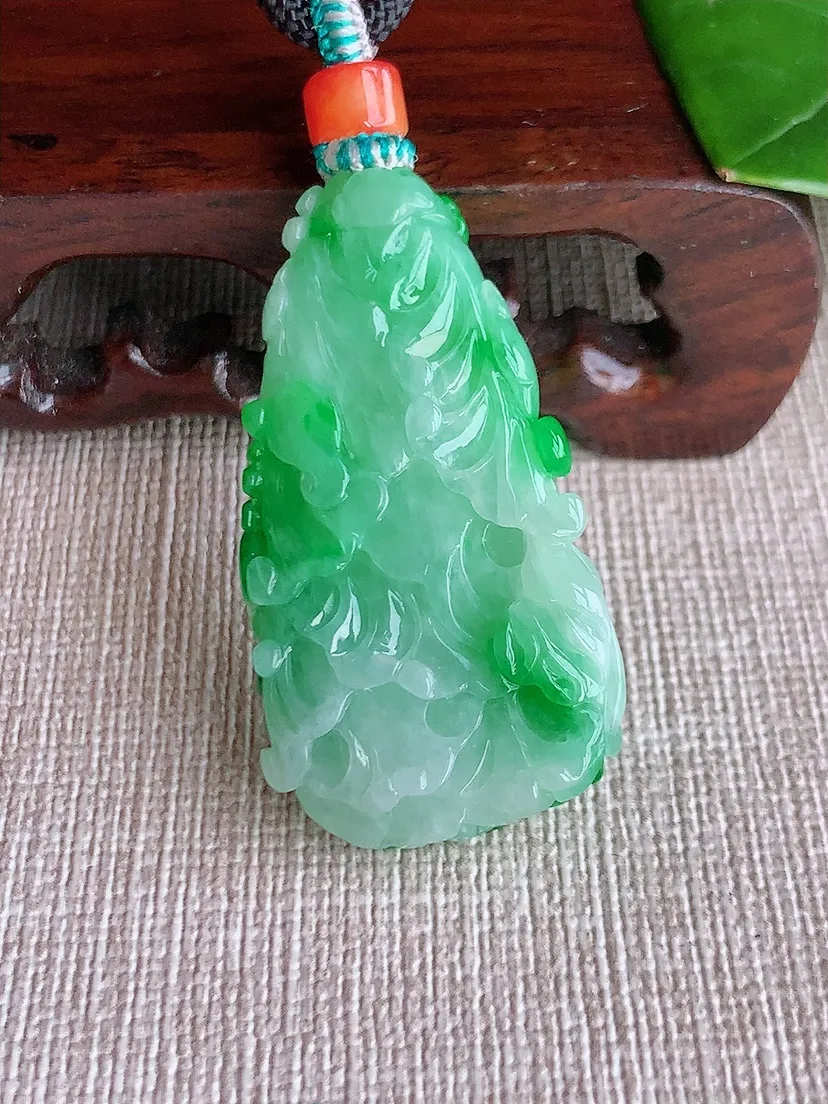 天然A货翡翠飘阳绿白菜吊坠 尺寸39.3×21.4×11m量19.84g 0608