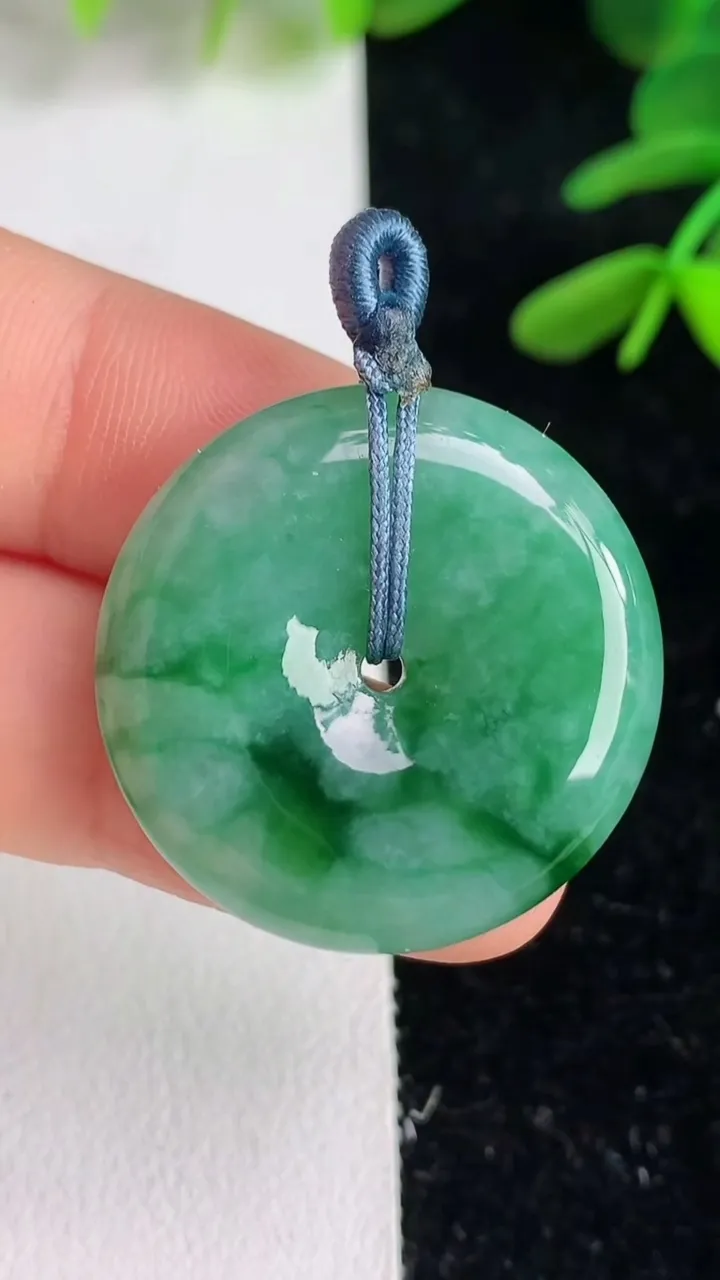 天然A货翡翠平安扣吊坠，尺寸27.2-5.6，重量:9.15g
6月9日