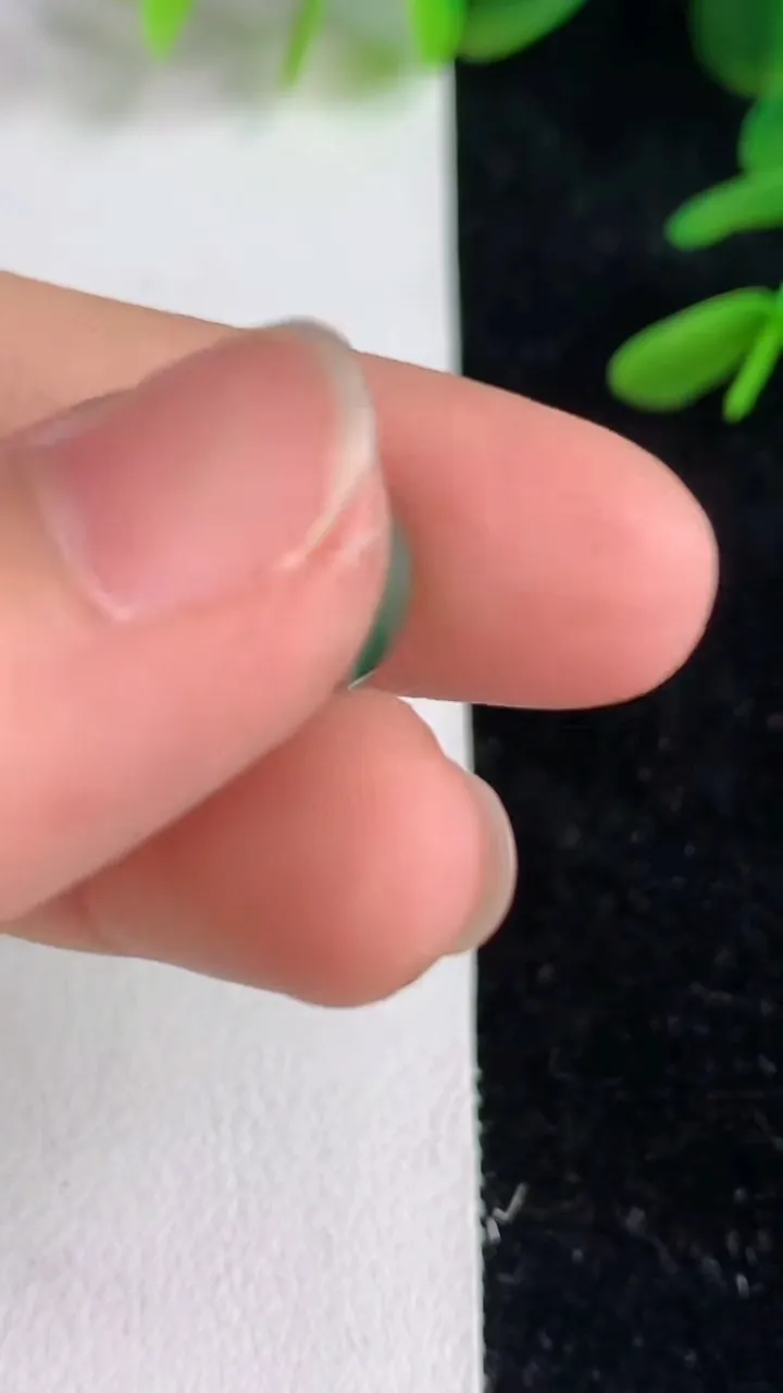 天然A货翡翠路路通吊坠 ，尺寸10.2-10.7，重量:2.44g
6月9日