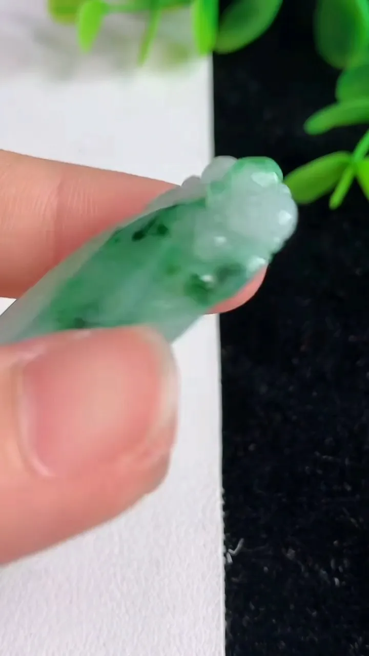 天然A货翡翠福瓜吊坠，尺寸43-18-5.4，重量:8.52g
6月9日