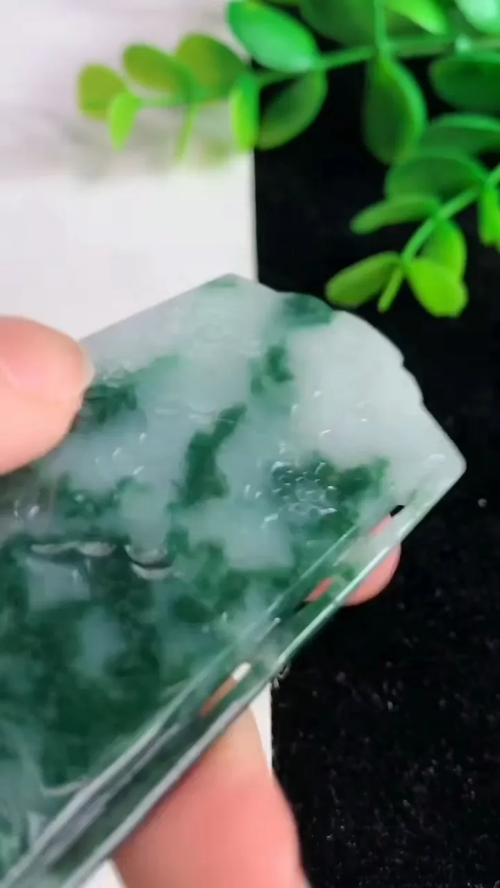 天然A货翡翠 飘花山水牌吊坠，尺寸71.3-40.6-5.7，重量:34.90g
6月9日