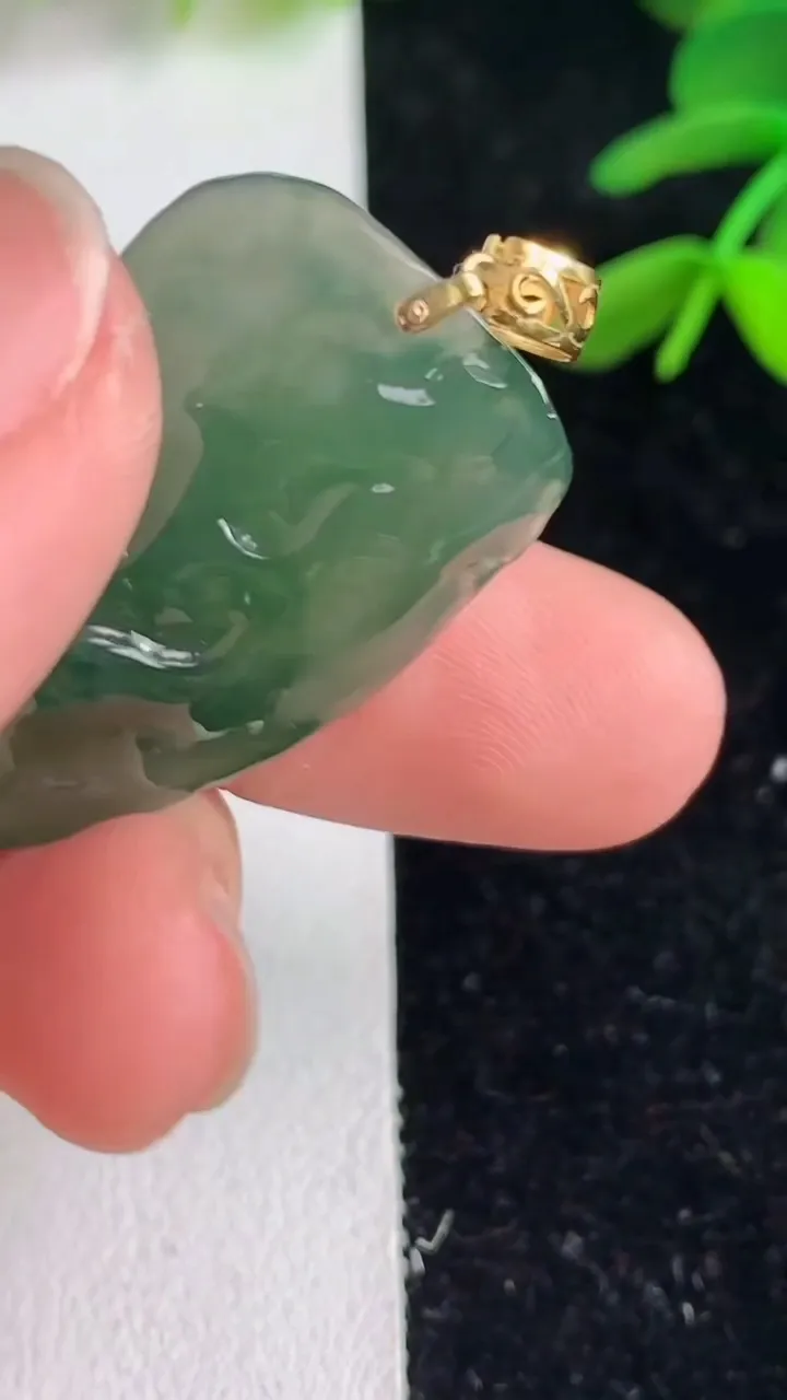 天然A货翡翠 飘花随形吊坠，尺寸34-19.3-9.2，重量:9.34g
6月9日