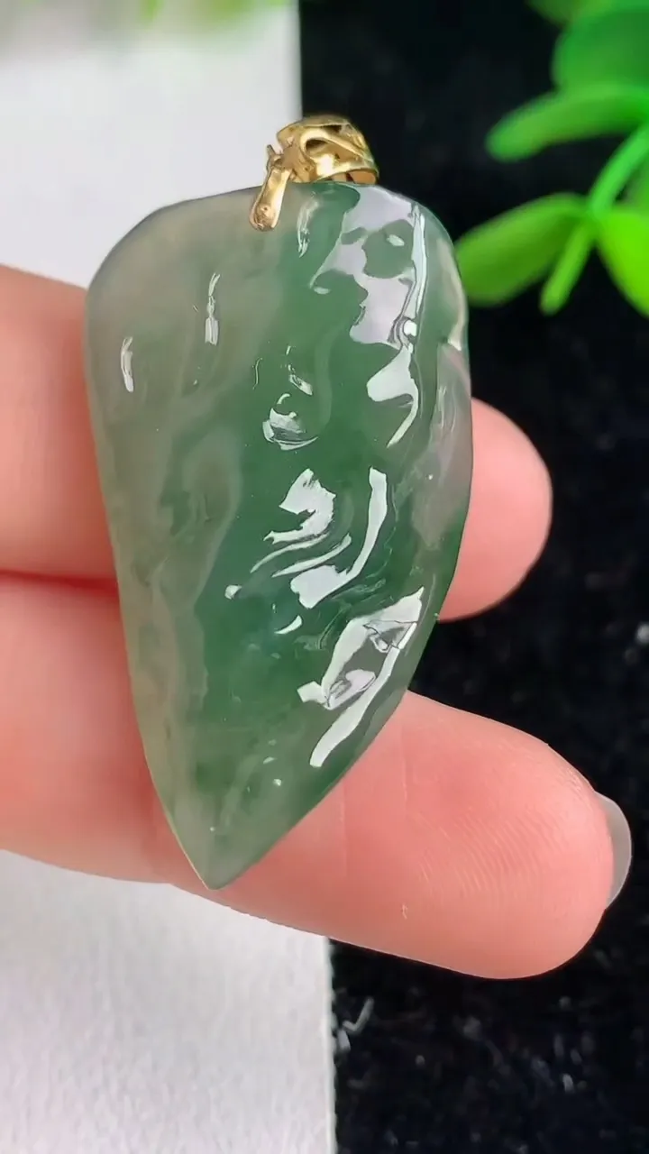 天然A货翡翠 飘花随形吊坠，尺寸34-19.3-9.2，重量:9.34g
6月9日