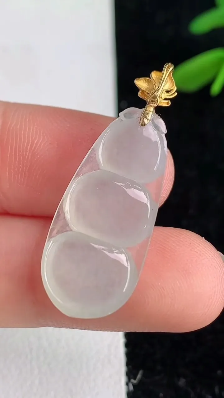 天然A货翡翠福豆吊坠，尺寸25.2-12.6-3.8，重量:2.12g
6月9日