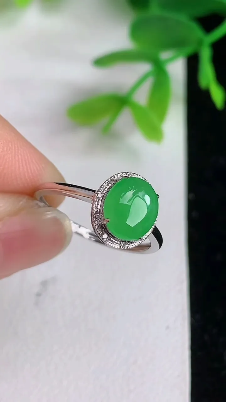 天然A货翡翠蛋面戒指 ，尺寸18-7.7-6.6，重量:1.33g2025年6月9日
工厂直销收藏佳