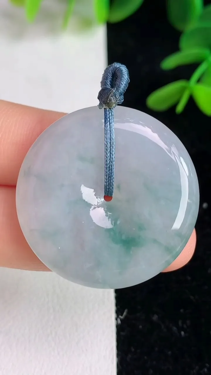 天然A货翡翠飘花平安扣吊坠 ，尺寸31.5-5.3，重量:11.63g
6月9日