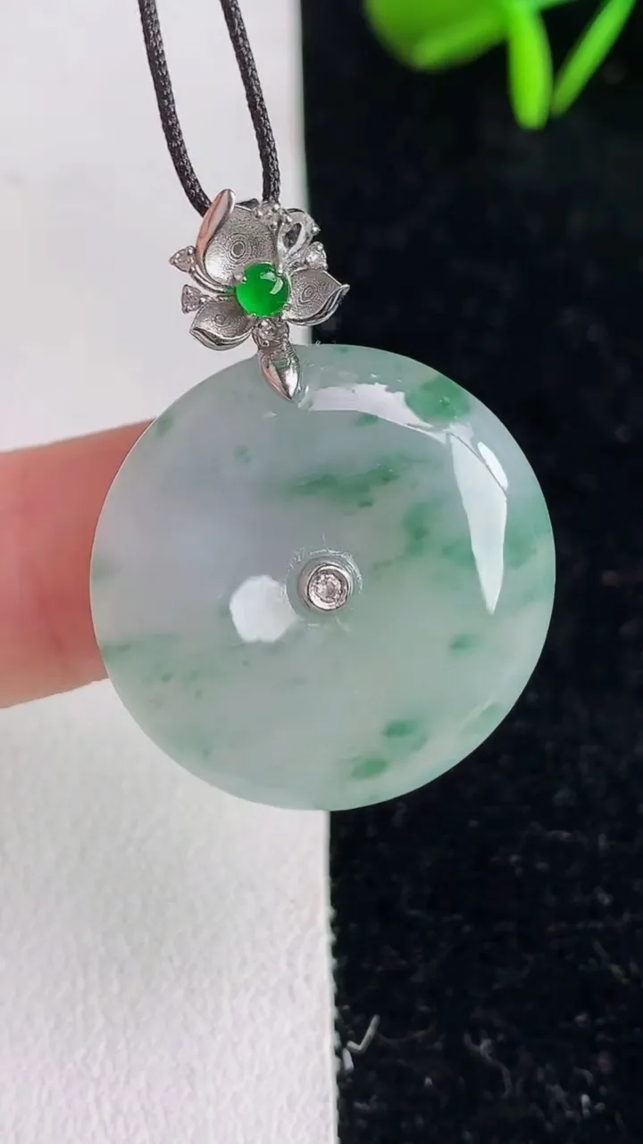 天然A货翡翠18k金飘花平安扣吊坠 ，尺寸23.7-5.3，重量:6.59g
6月9日