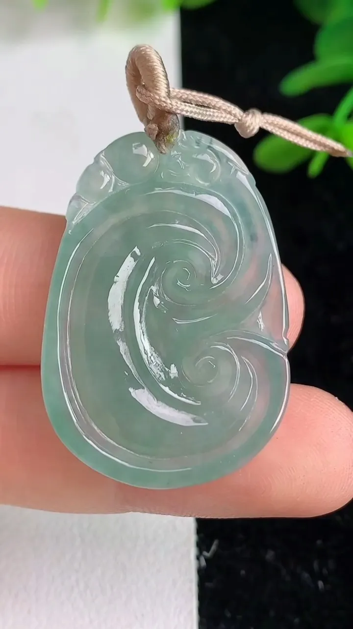 天然A货翡翠如意吊坠，尺寸33.3-23-4.8，重量:7.26g
6月9日
