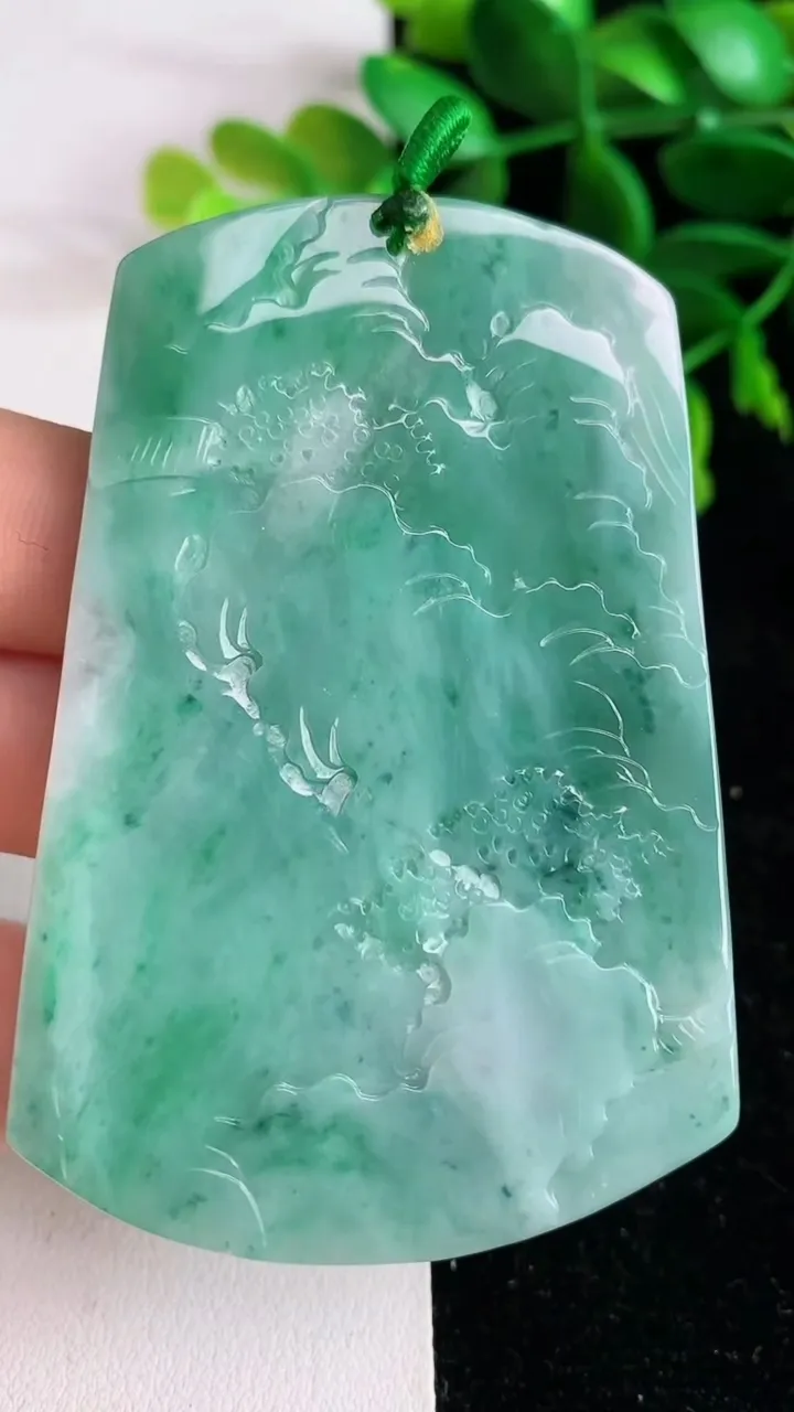 天然A货翡翠山水牌吊坠 ，尺寸68.5-47.3-5.6，重量:39.26g
6月9日
