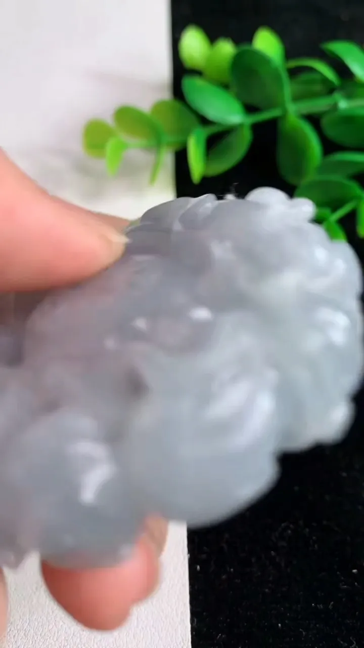 天然A货翡翠 紫罗兰复古双龙戏珠，尺寸53.7-55.2-16，重量:71.95g6月9日
工厂直销收藏佳品,种好水足，色泽均匀，有种有色，上手高大气！