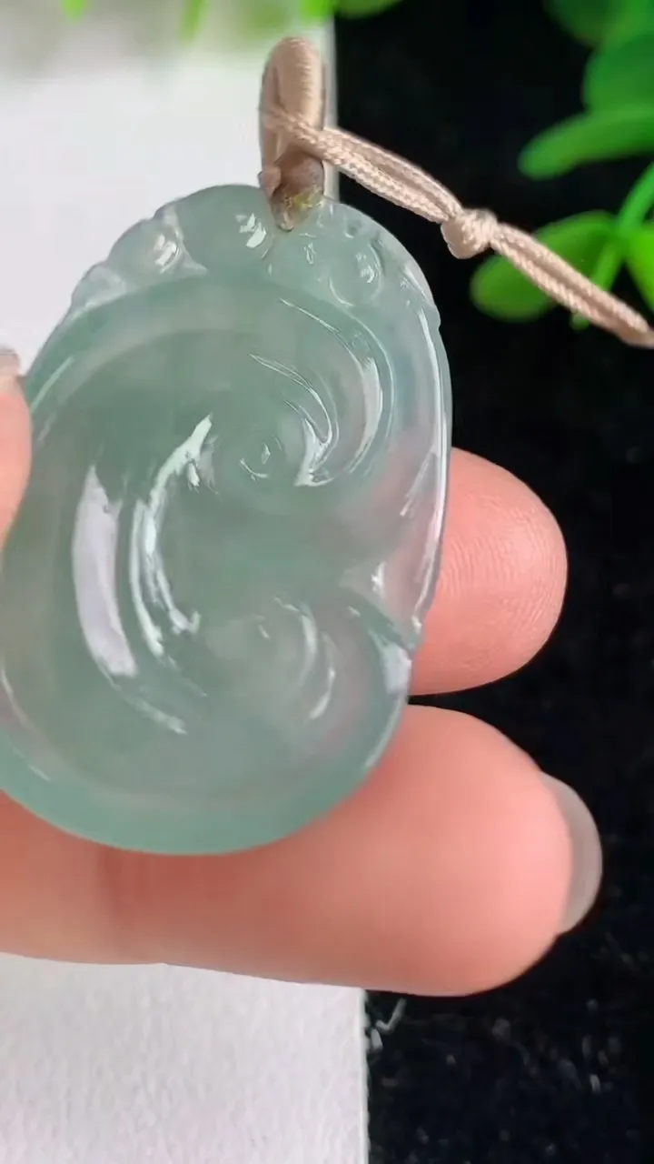 天然A货翡翠如意吊坠，尺寸33.3-23-4.8，重量:7.26g
6月9日