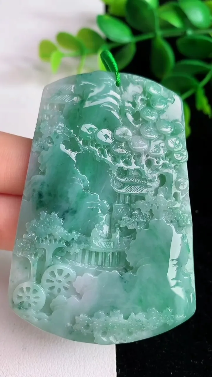 天然A货翡翠山水牌吊坠 ，尺寸68.5-47.3-5.6，重量:39.26g
6月9日