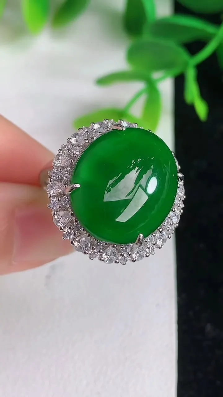 天然A货翡翠蛋面戒指 ，尺寸18-15，重量:7.18g2025年6月9日
工厂直销收藏佳品,种好水足，色泽均匀，有种有色，上手高大气！