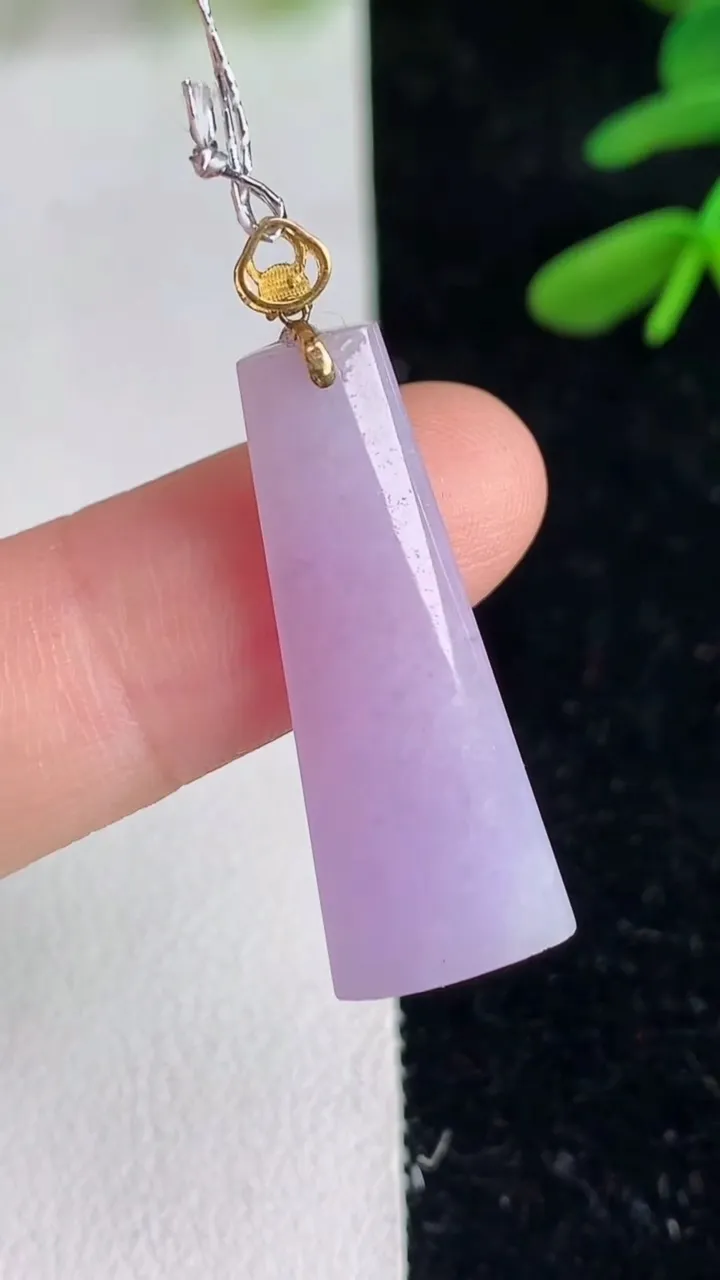 天然A货翡翠18k金紫罗兰无事牌吊坠 ，尺寸28.5-10.2-4.2，重量:2.80g
6月9日